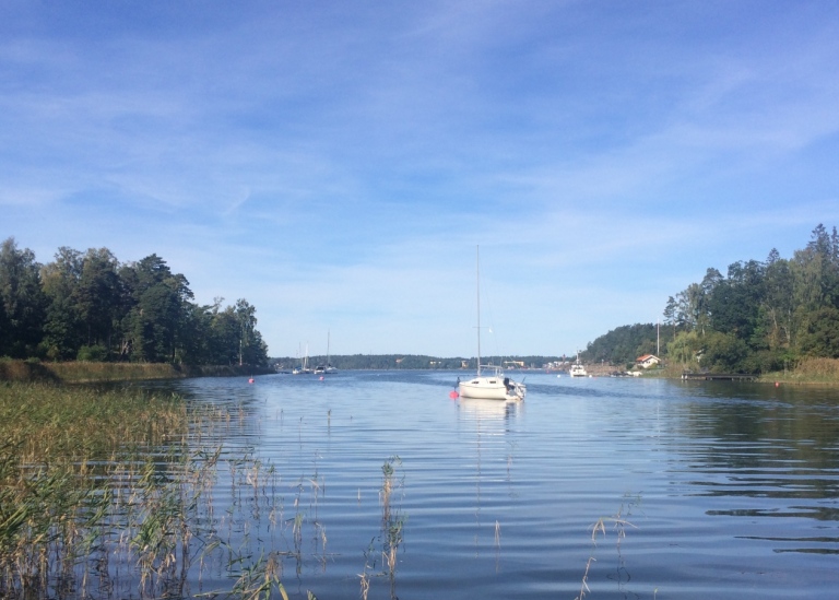Lugn Östersjövik med segelbåt i horisonten. Foto: Betty Gubri