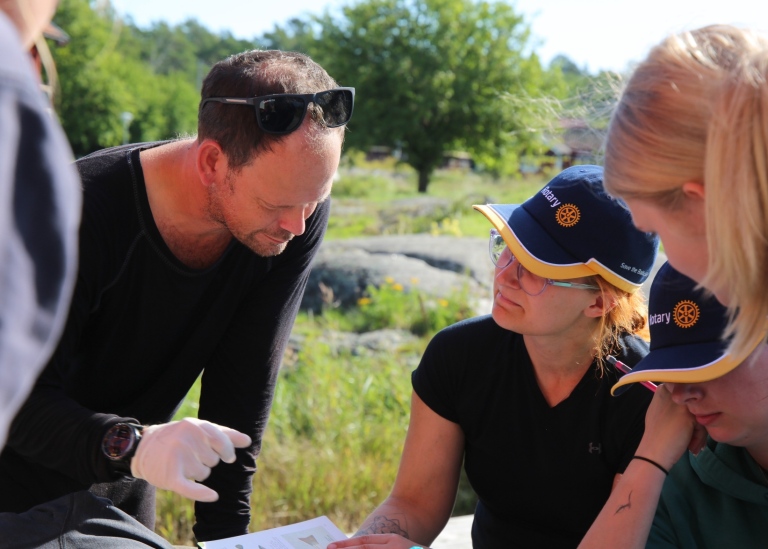 Joakim Hansen ger instruktioner till student.