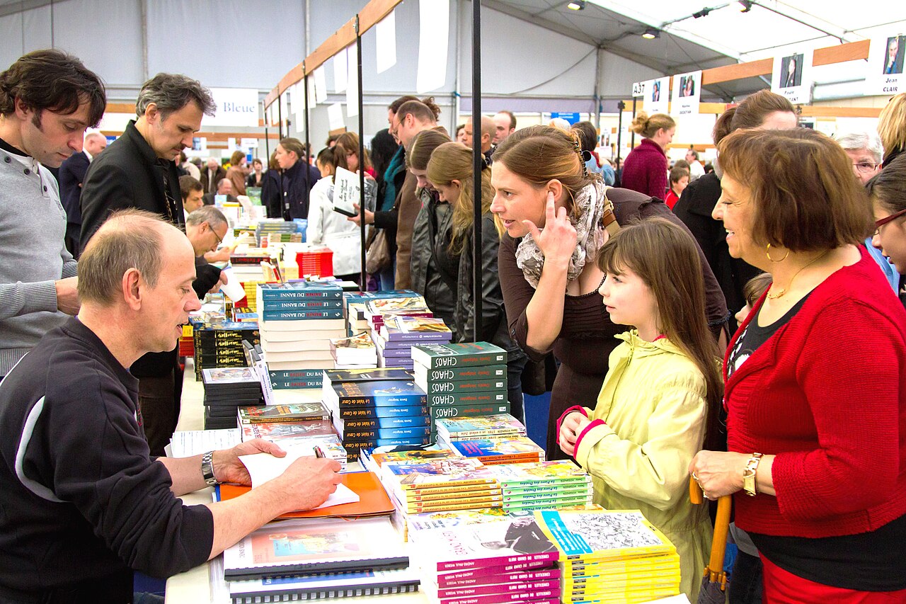 Foto: ContactcomSL, Wikimedia Commons "Sous le chapiteau de la Foire du Livre"
