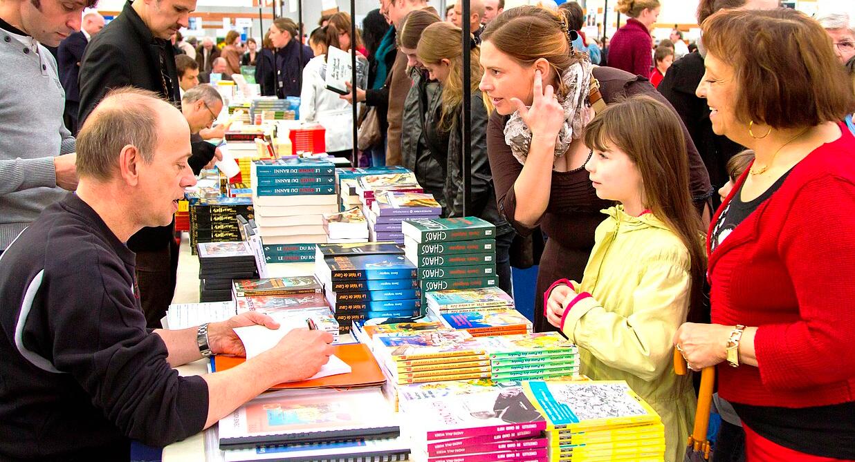 Foto: ContactcomSL, Wikimedia Commons "Sous le chapiteau de la Foire du Livre"