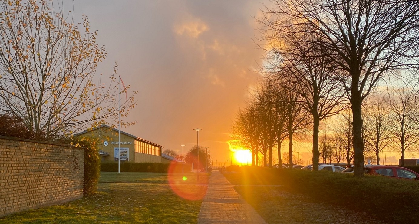 Skolbyggnad i solnedgång