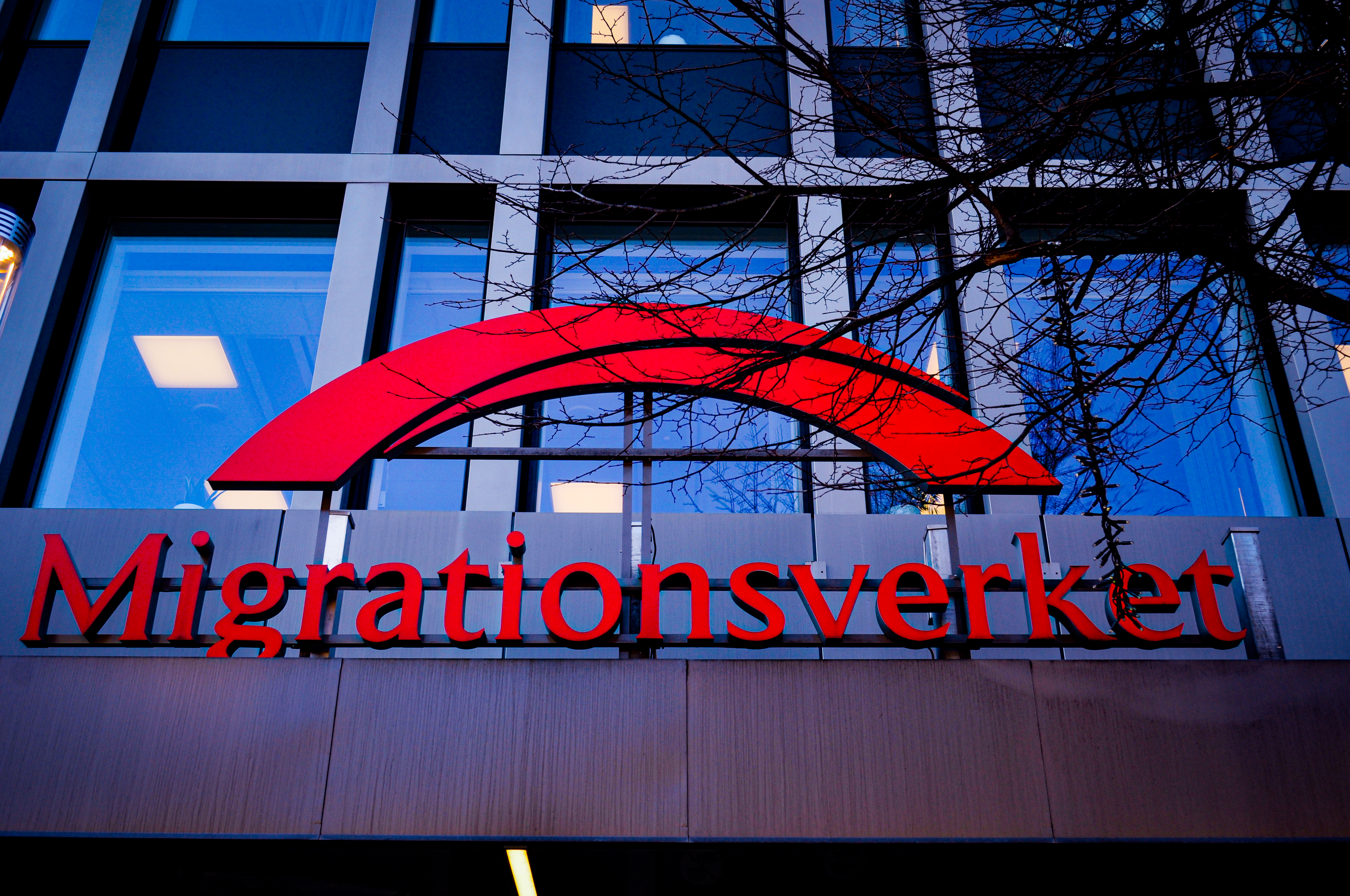 Skylt på fasad till Migrationsverket