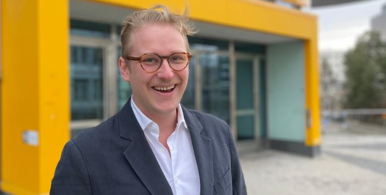 Kasper Karlgren vid entrén till Nodhuset, Campus Kista (DSV, Stockholms universitet).