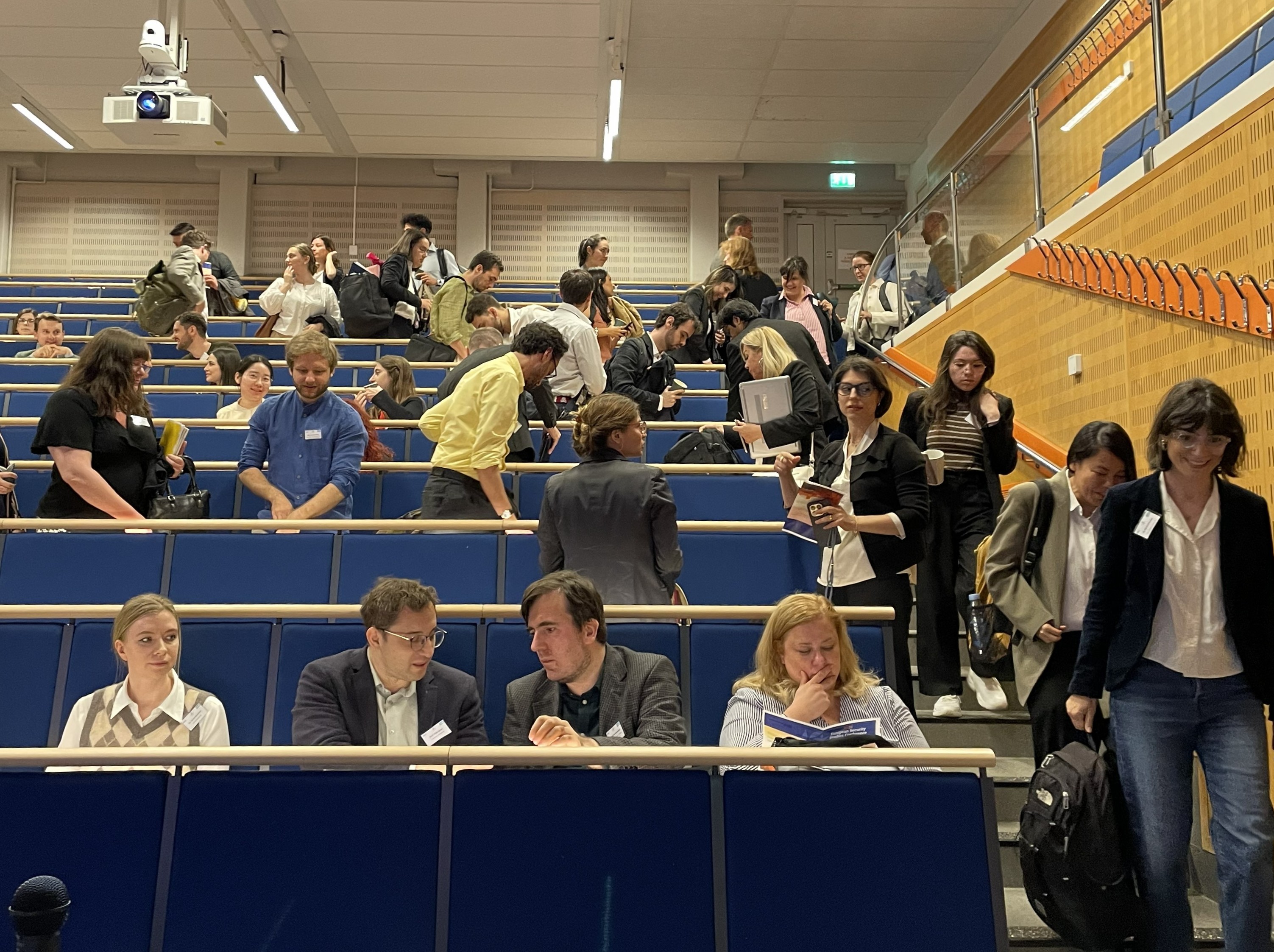 Deltagare vid konferensen sittandes i hörsal.