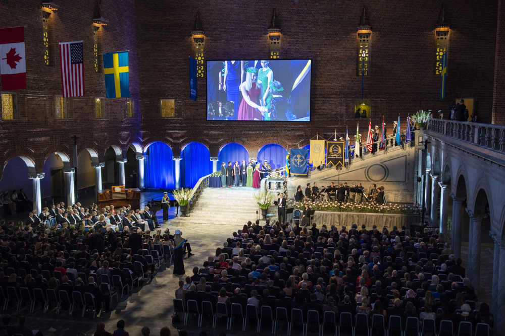 Många människor i Stockholms stadshus.