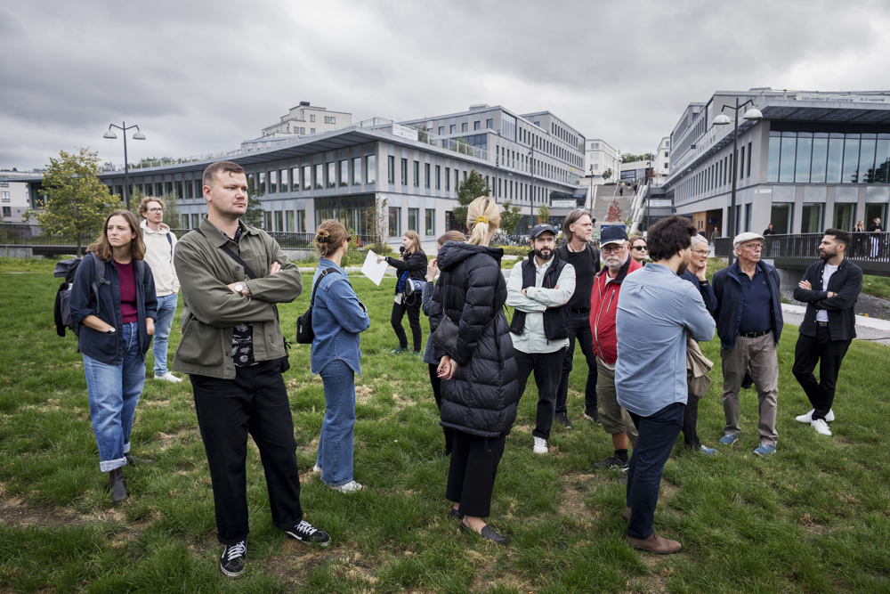Studenter visas runt i Albano. Foto: Jens Olof Lasthein