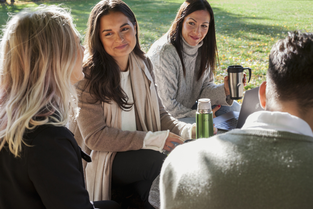 Students hanging out outdoors. Photo: Jens-Olof Lasthein/Stockholm University (Livsstil_069 Expiry date: 2030-10-15)