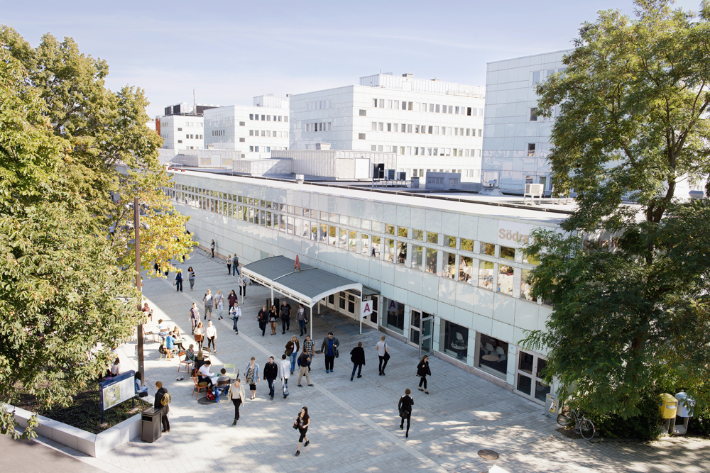 Studenter som går förbi Södra Huset på Campus Frescati
