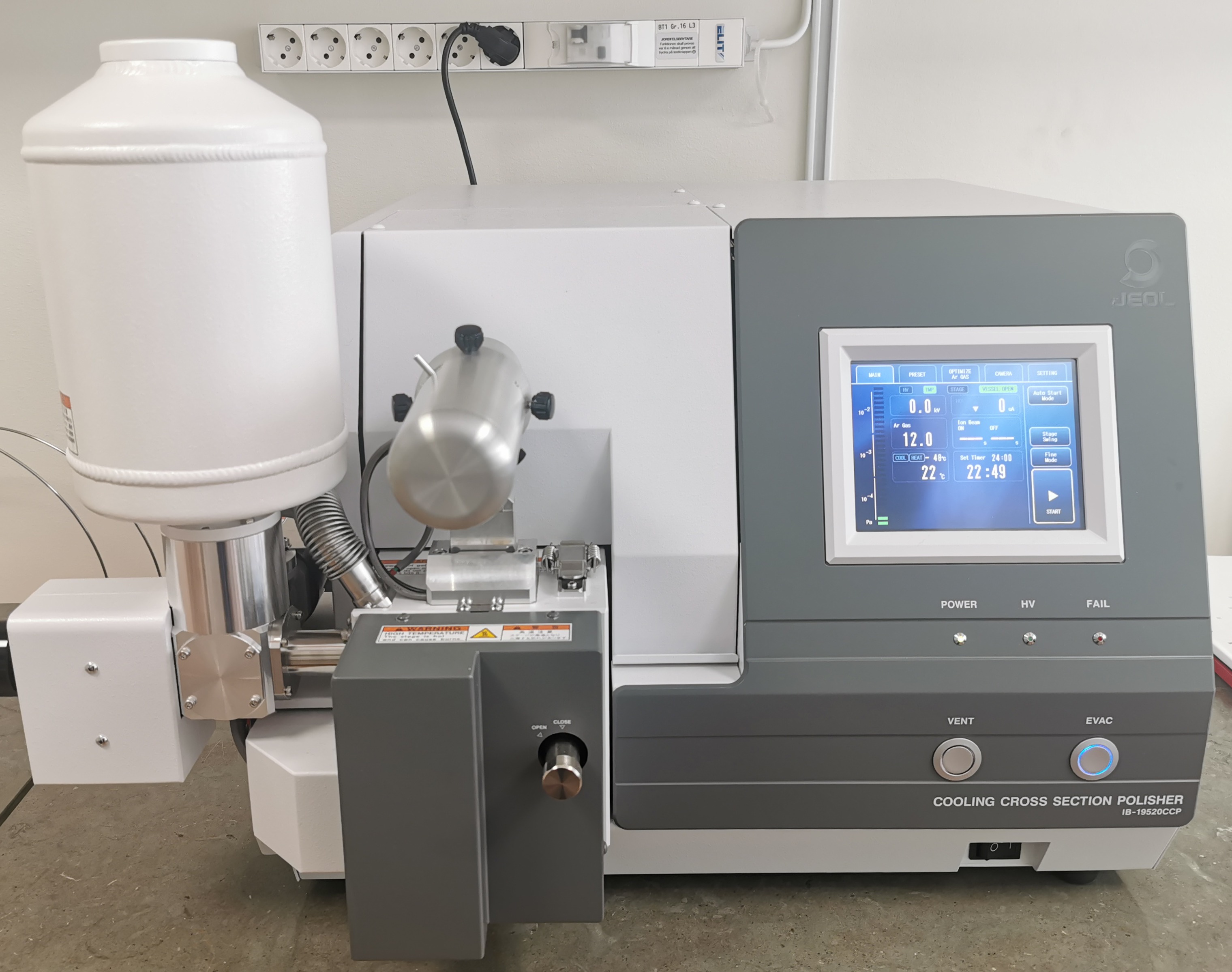 Cross section Polisher