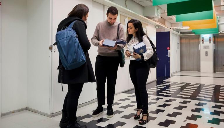 Studenter som står i korridor vid juridiska institutionen