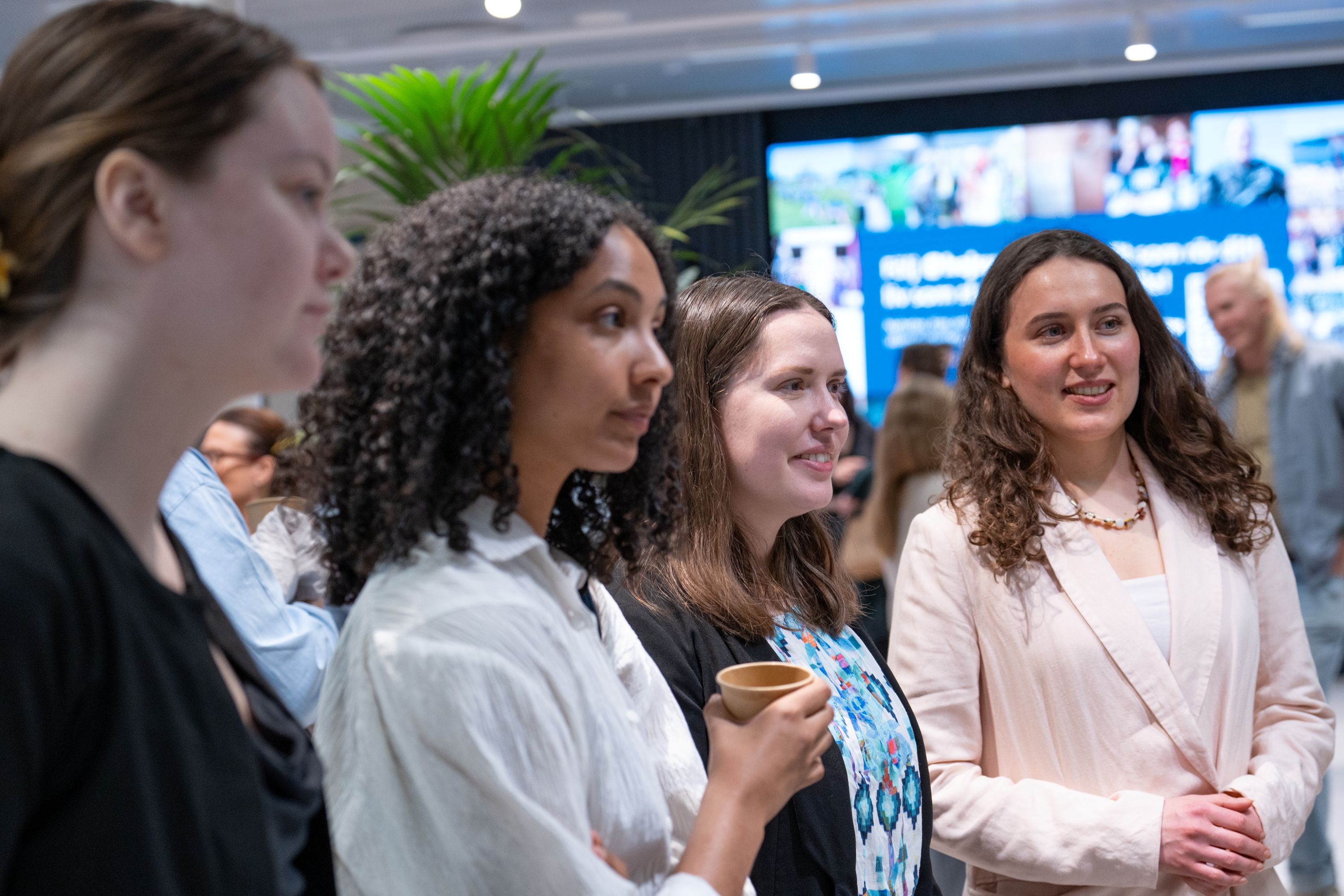 Gilda, Johanna, Vera och Hanna pratar med andra MFS-stipendiater. 