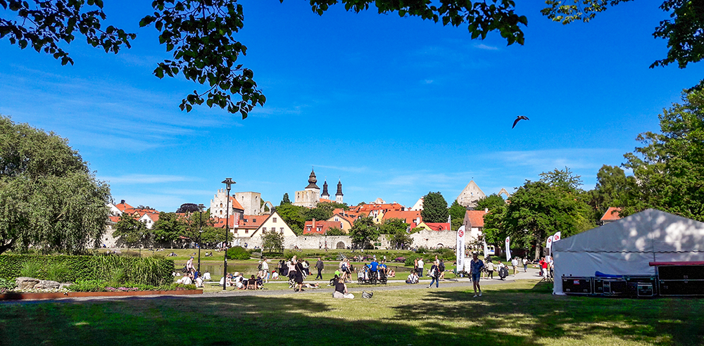 Almedalen i Visby med några besökare.