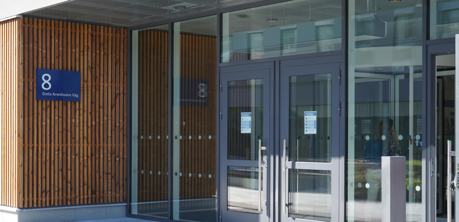 Entrance at Greta Arwidssons väg 8, below the Albano Steps.