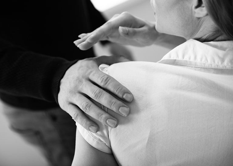 Kvinna försvarar sig mot sexuella trakasserier från sin chef. Foto: Andrey Popov © Mostphotos