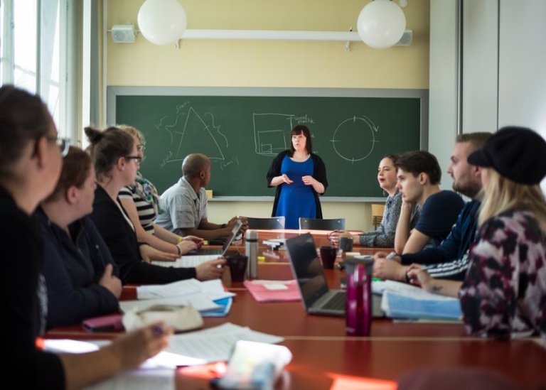 Studenter och lärare i seminarierum.
