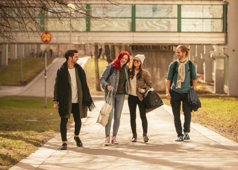Studenter som promenerar vid Frescati