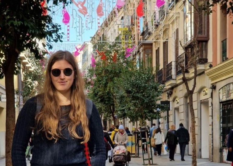 Felicia framför en av Madrids stora gator.