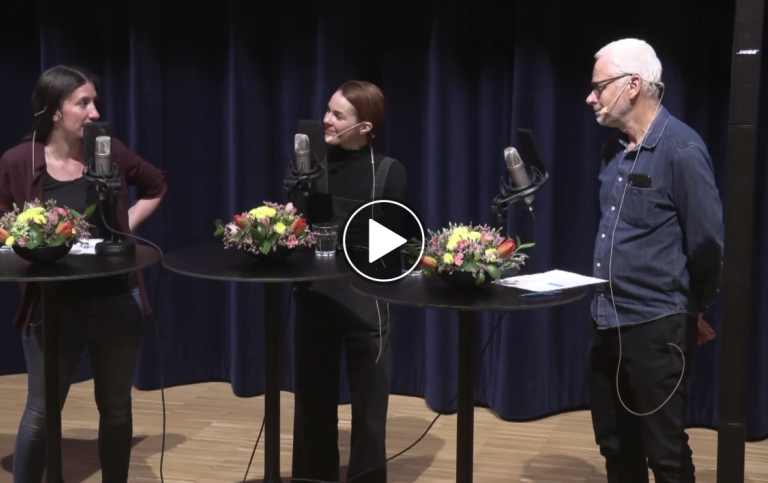 Foto från videon med de medverkande på scenen.