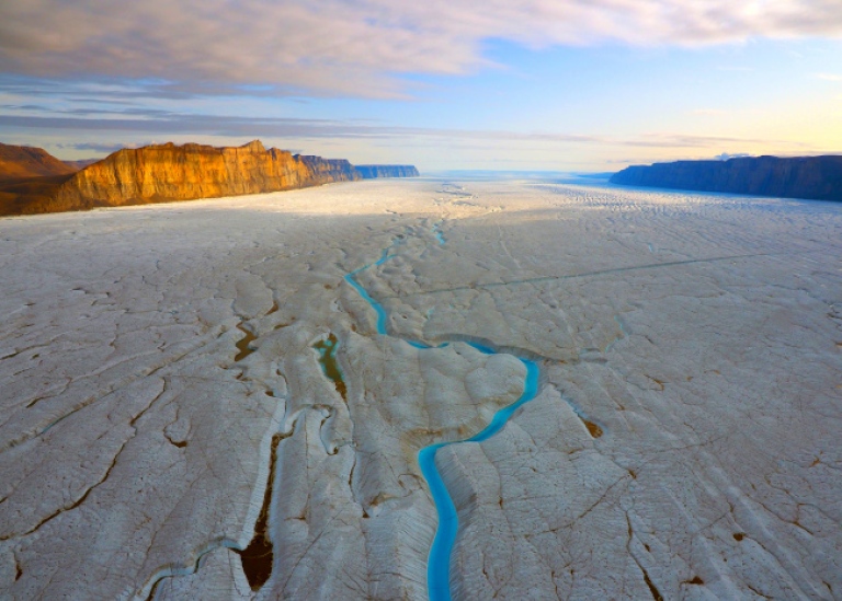 Helikoptervy över Ryderglaciärens istunga