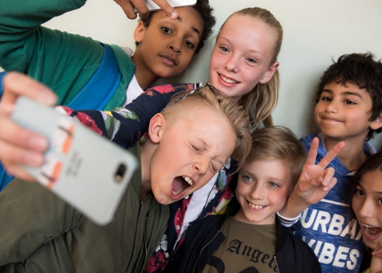 Ungdomar tar selfie