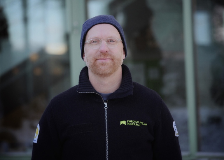 Paul Zieger i svart jacka och mössa