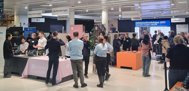 Utställningsyta, där besökare pratar med representanter från olika företag.