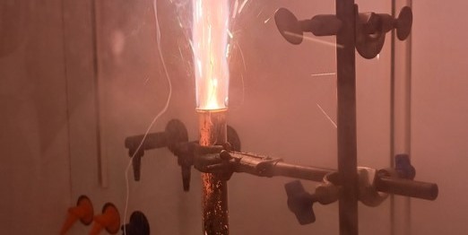 Explosiv reaktionen mellan kaliumklorat, socker och järnpulver (KRC).