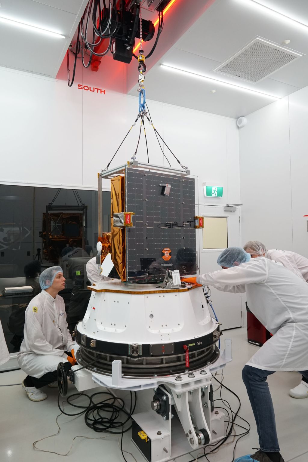 Mats satelliten i sista steget av montering innan uppskjutningen 2022.