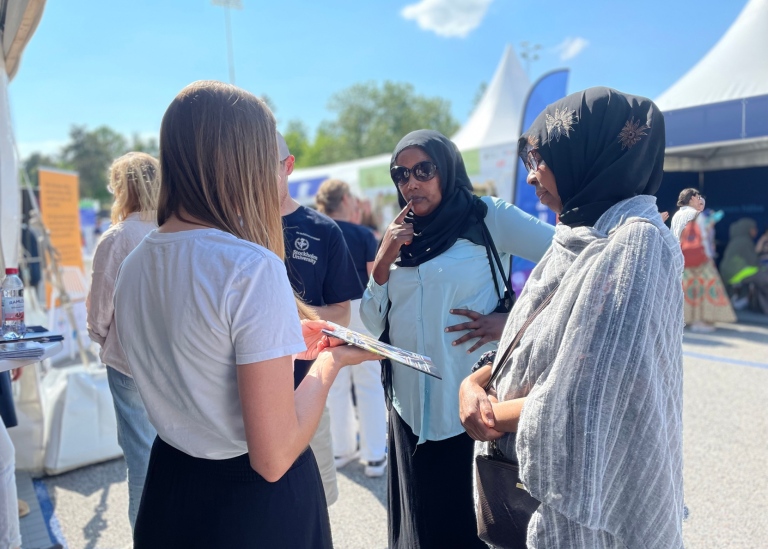 Besökare på Järvaveckan pratar med studentambassadören Emma Asp