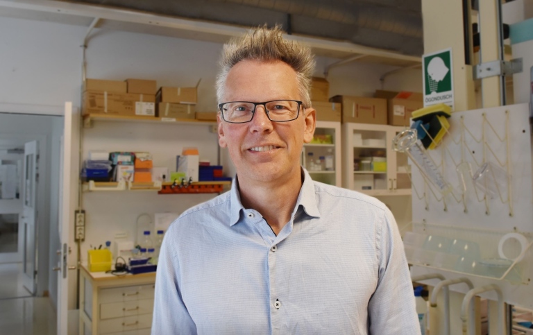 Tore Bengtsson in a chemistry lab