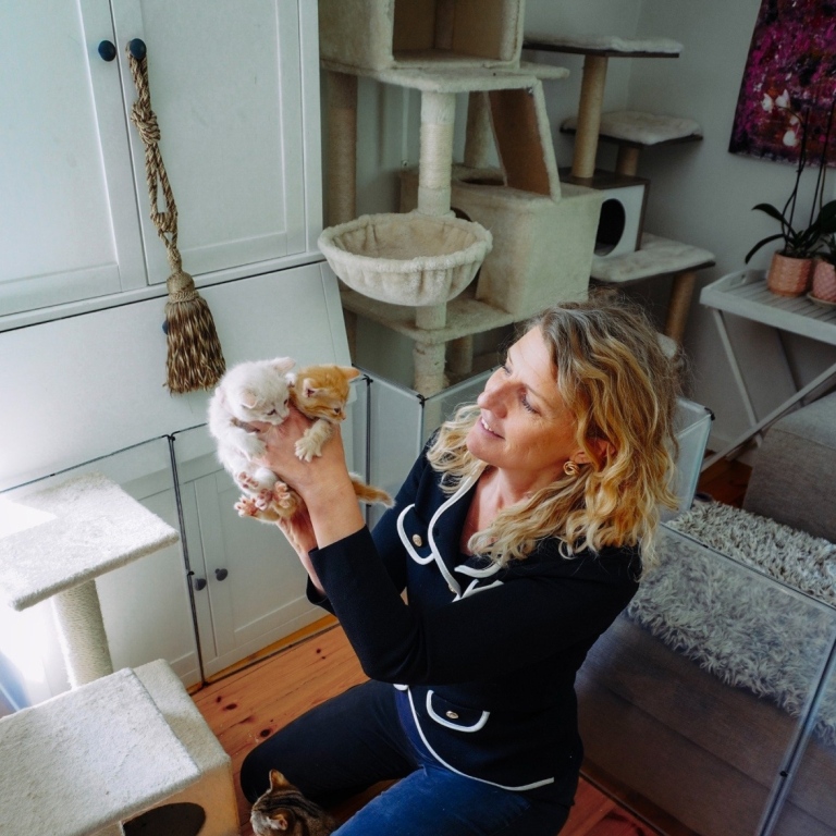 Helena Isolde Sundsgård with her kittens