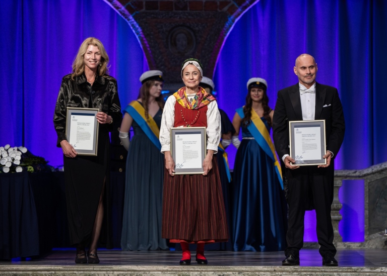 Eva Hedlund, Eva Fromholz and Juan Carlos Cruz Suárez with their diplomas during the ceremony