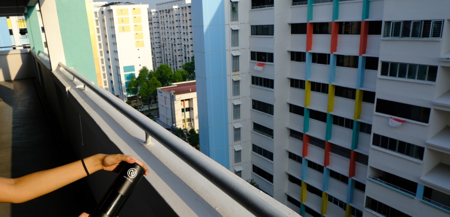 Myggor infekterade med wolbachia släpps ut från ett rör i ett bostadsområde i Singapore. Foto: Tomas Cole