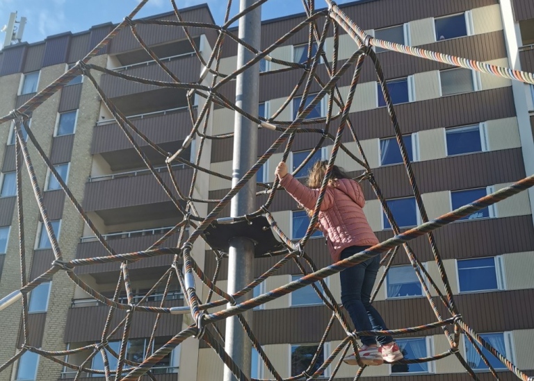 Barn på klätterställning framför höghus_forskningsprojekt_daniella_Ekman_ladru.jpg