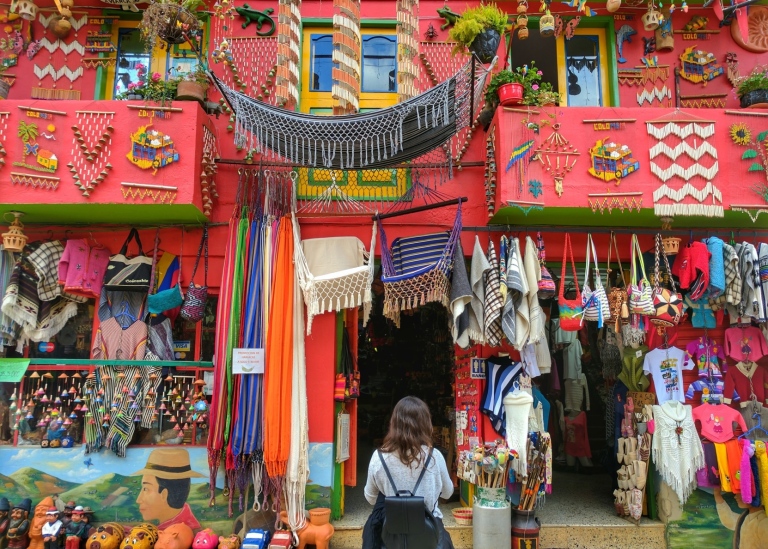 Woman stand in front of red house Ráquira, Colombia Fuente: https://unsplash.com/photos/KBU5gcmK3Dk