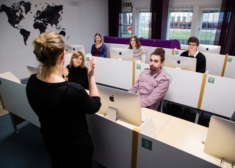 Utbildning i språkstudions datorsal, Institutionen för lingvistik, Stockholms universitet.