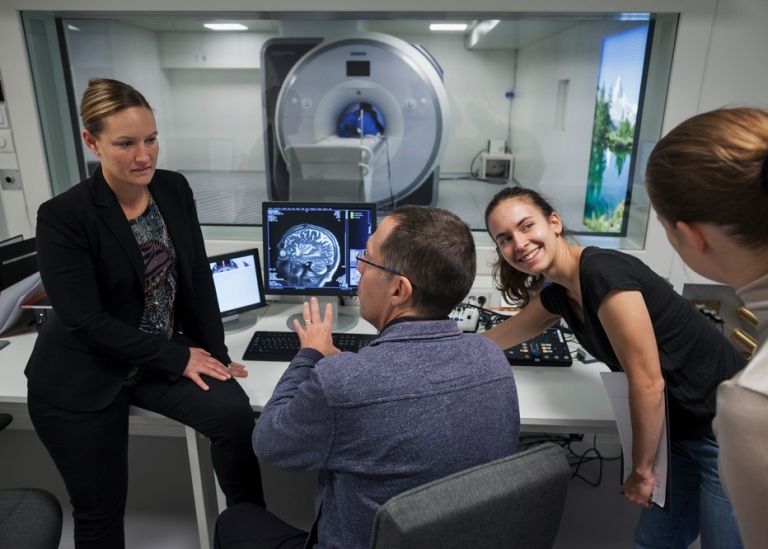 Forskare diskuterar en fmri-bild av hjärnan. Foto: Jens Olof Lasthein