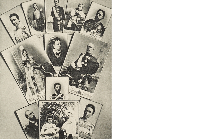 Samling av porträtt i vykortsformat i svartvitt.