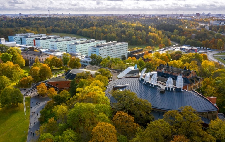 Drönarbild över Stockholms Universitet i höstskrud.
