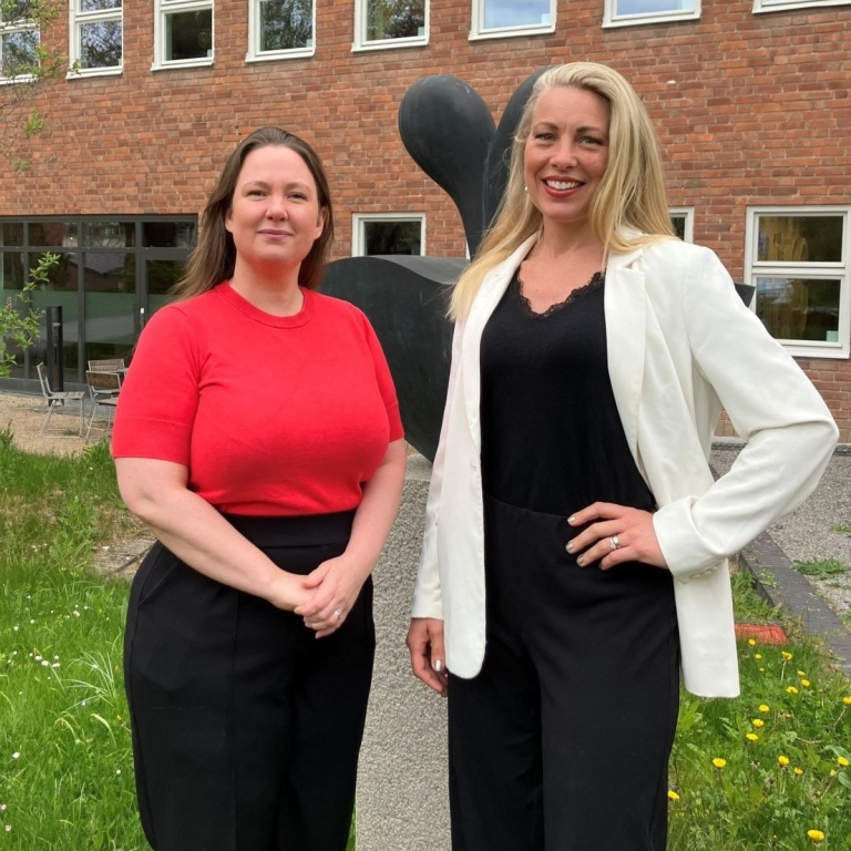 Petra Petersen och Susanne Kjällander utanför BUVs byggnad.