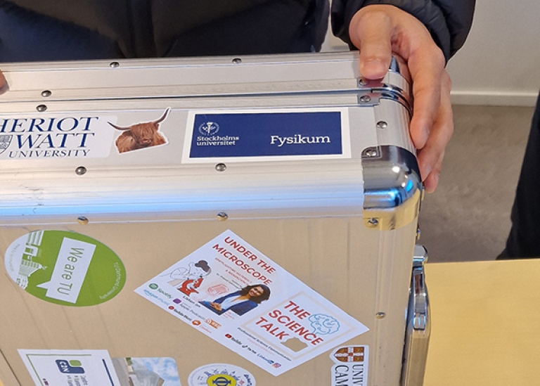 Resväska med kvantprick som ingår i QuanTour 2025.