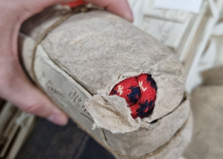 Paket med titthål avslöjar något stcikat i rött, svart och vitt.