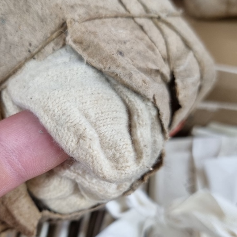 Öppning i paket avslöjar något stickat vitt
