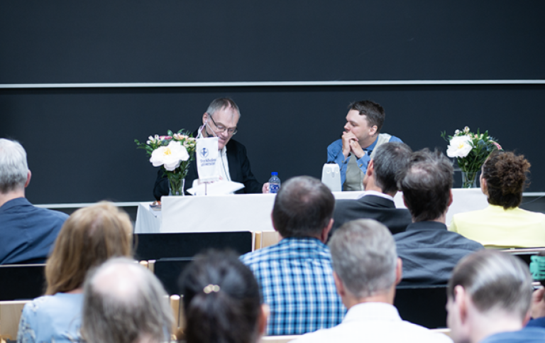Olof Blomqvist och opponent Dan H Andersen inför publiken vid disputationen