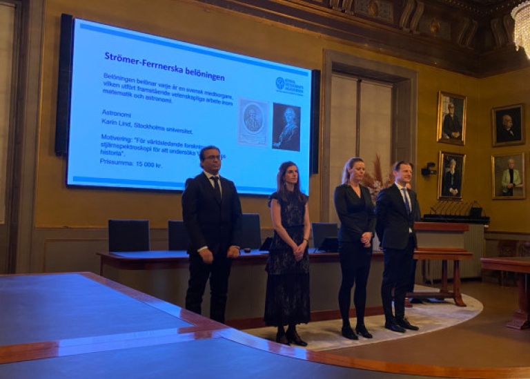 pristagarna för strömer fermerska belöningen uppradade framför en presentationsskärm
