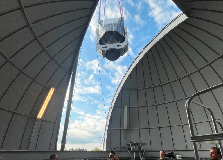 The new telescope arrives at the dome on the roof of AlbaNova.