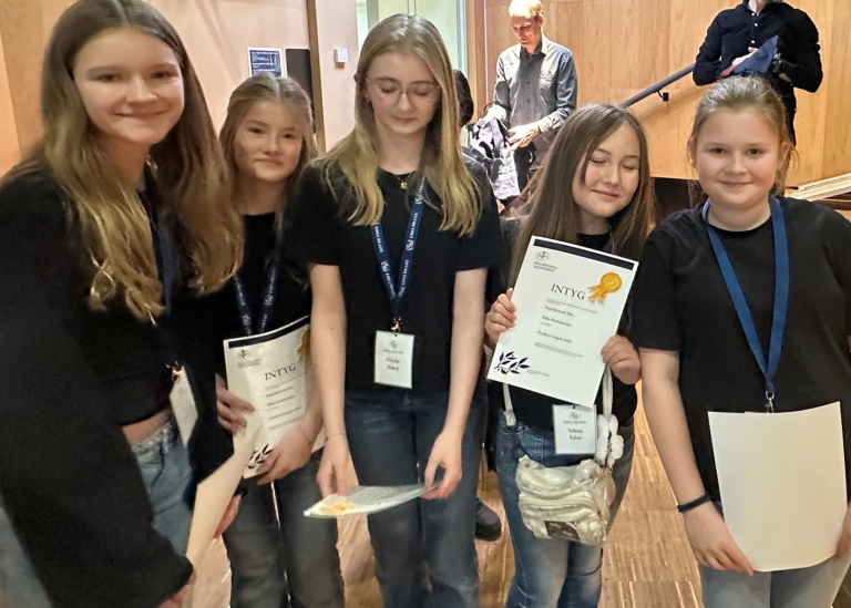 2:a pris i Fysiktävlingen gick till laget Kapillärkraft från Ebba Braheskolan. Foto: Gunilla Häggström