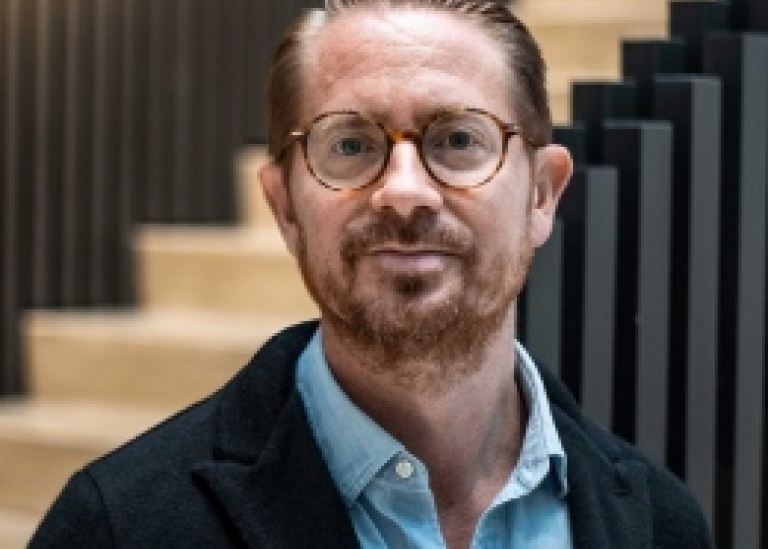 Porträttbild av Mikael Rostila