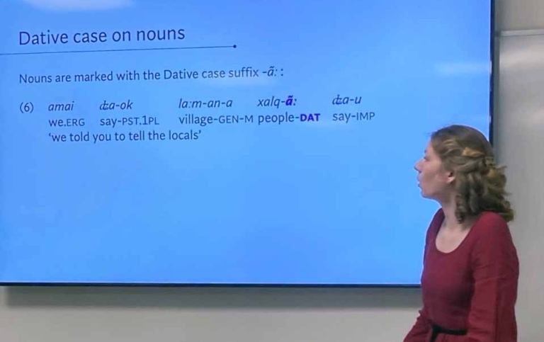 Anastasia Panova, doktorand i lingvistik, Stockholms universitet, ger på sitt halvtidsseminarium..