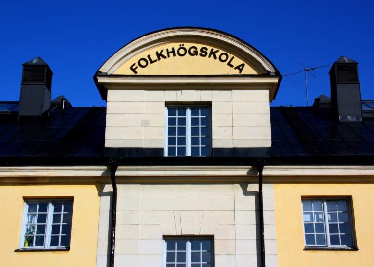 Bild på ingång till Folkhögskola